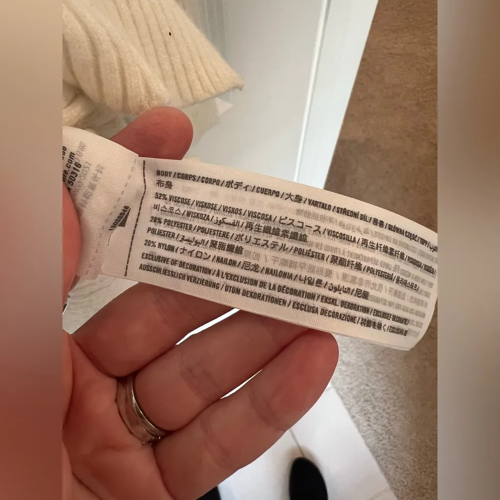 Abercrombie & Fitch Black and Cream V-Neck Sweater - Image 6