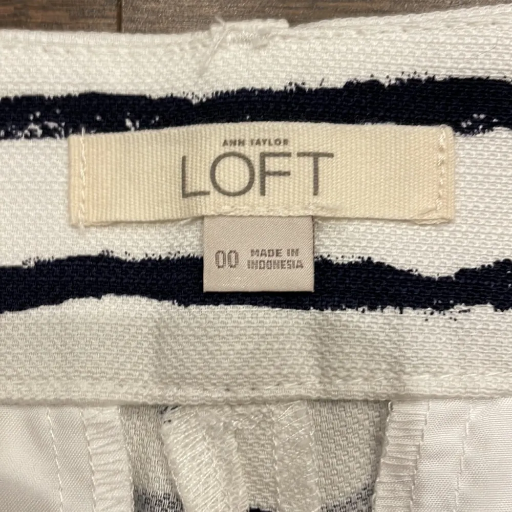 LOFT Navy and White Striped Shorts - Size 00 - Image 6