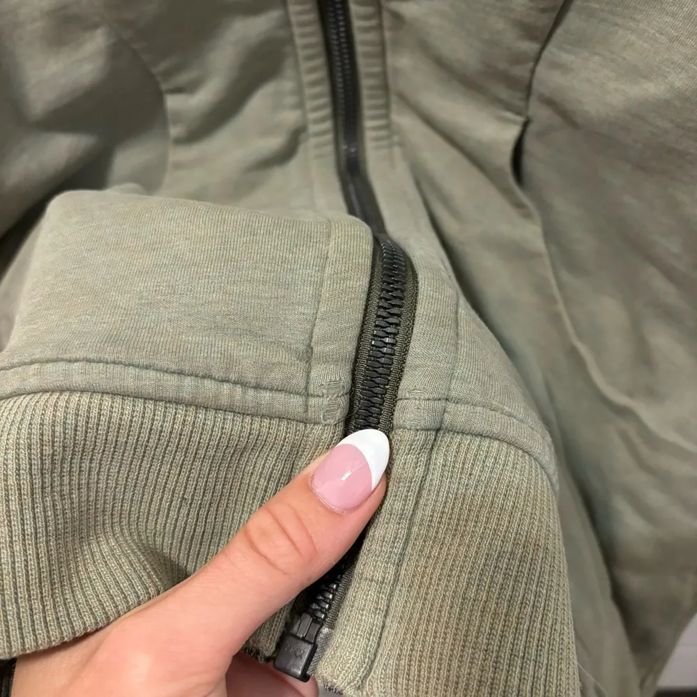 Lululemon On The Daily Hoodie
Heathered Fatigue Fog - Image 6