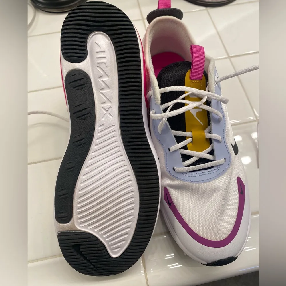 Nike Women's White and Pink Sneakers - Image 7