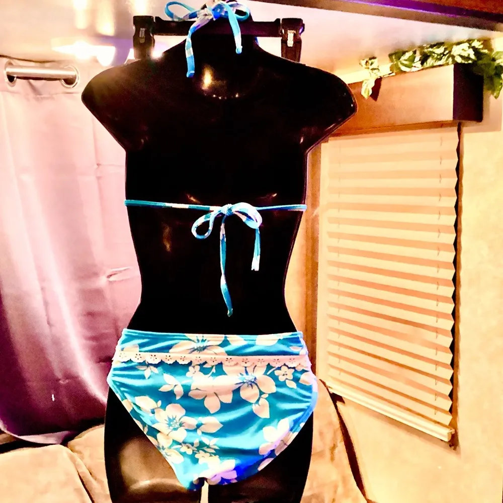 Arizona Jean Two Piece Blue & White Flowers SwimSuit. Top:SMALL / Bottoms:Medium - Image 6