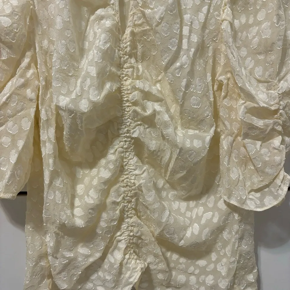 FRAME Shirred Keyhole Puff-Shoulder Top - Image 5