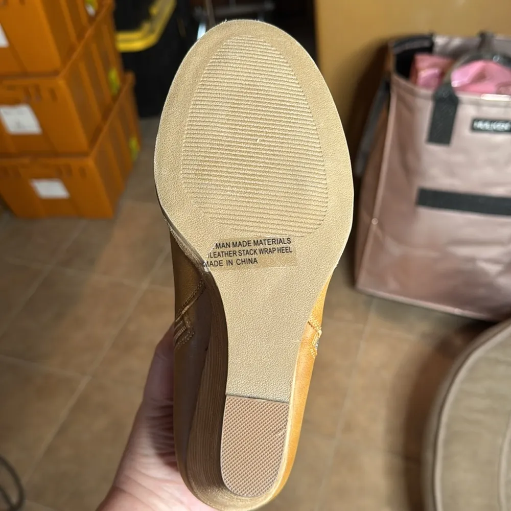 NWOT DV Dolce Vita Gladice Wedge Bootie Tan Size 9 - Image 9