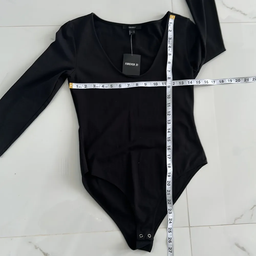 NWT Forever 21 Knit 3/4 Sleeve Bodysuit Black Scoop-Neck Sz M - Image 10