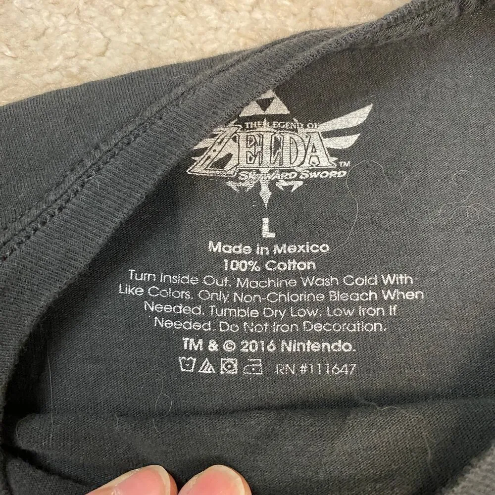 Nintendo The Legend of Zelda Skyward Sword Hylian Crest Graphic T-Shirt Size L - Image 4