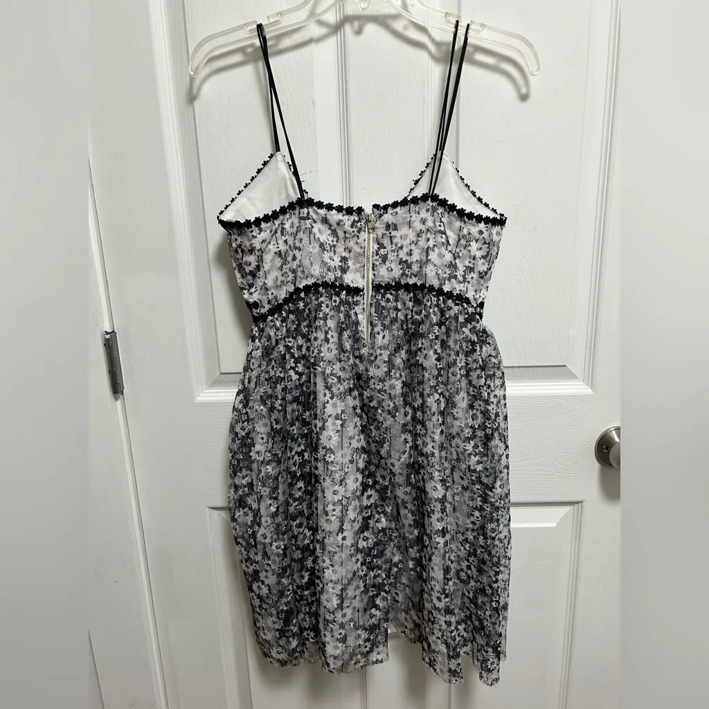 Romeo & Juliet Couture Black and White Lace Midi Dress - Image 5