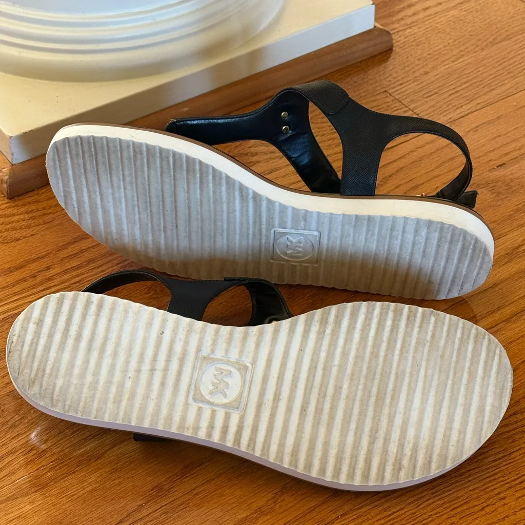 Michael Kors MICHAEL Judy Thong Black Leather Sandals with Gold MK Accents 9,5M - Image 5