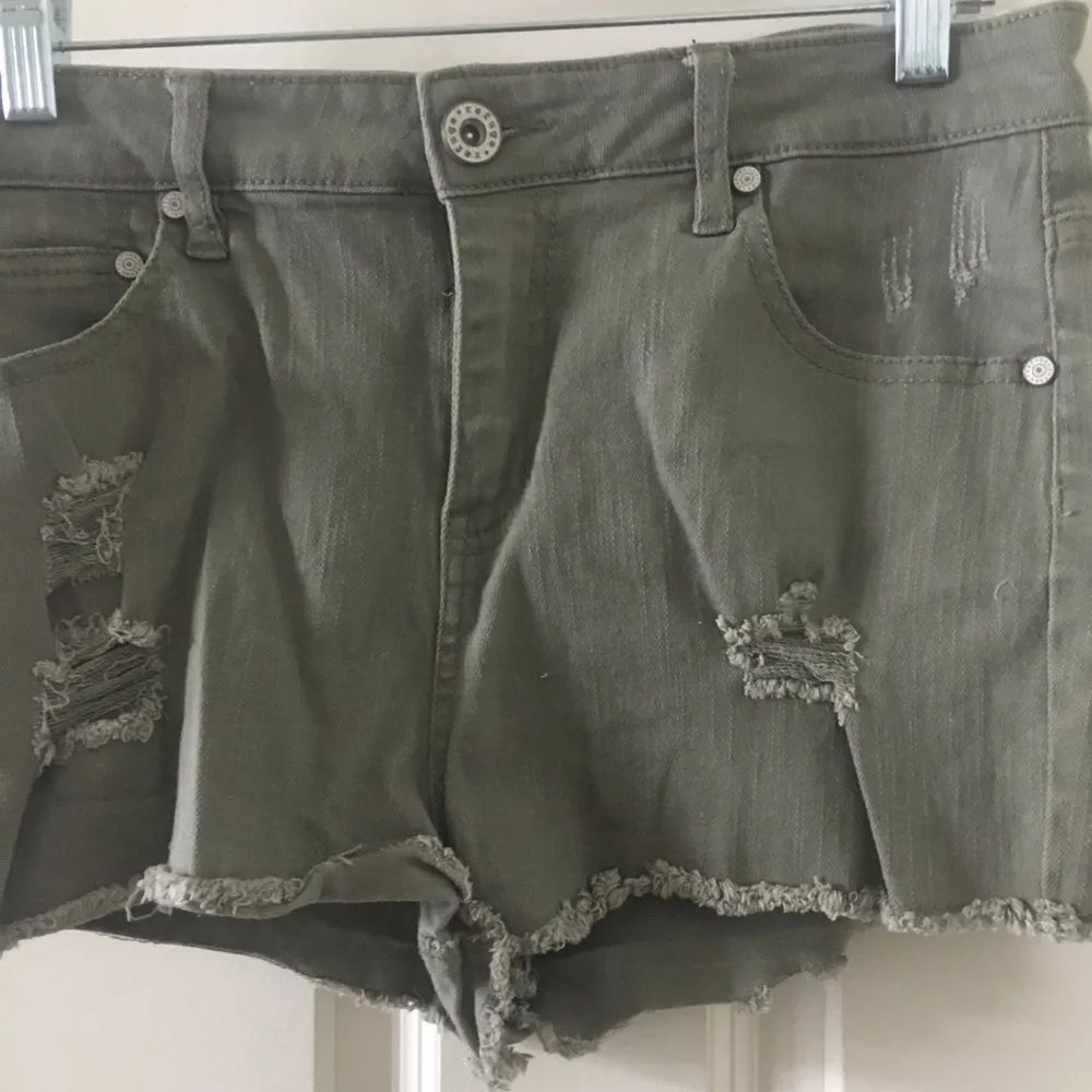 NWOT! Refuge Destroyed Denim Shorts - Image 3