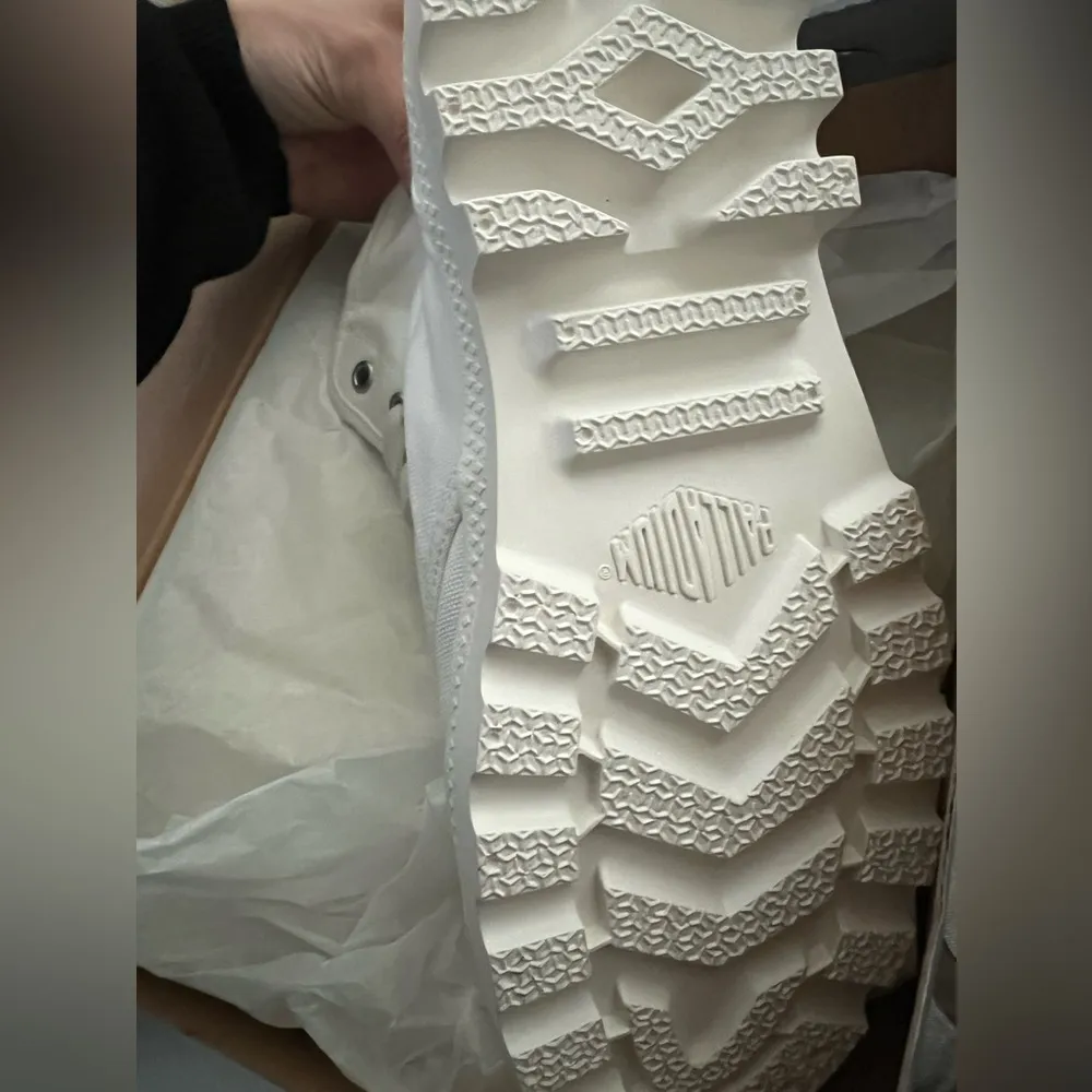 PAMPA HI high top lace up boots/sneakers , size 8.5 white on white - Image 9