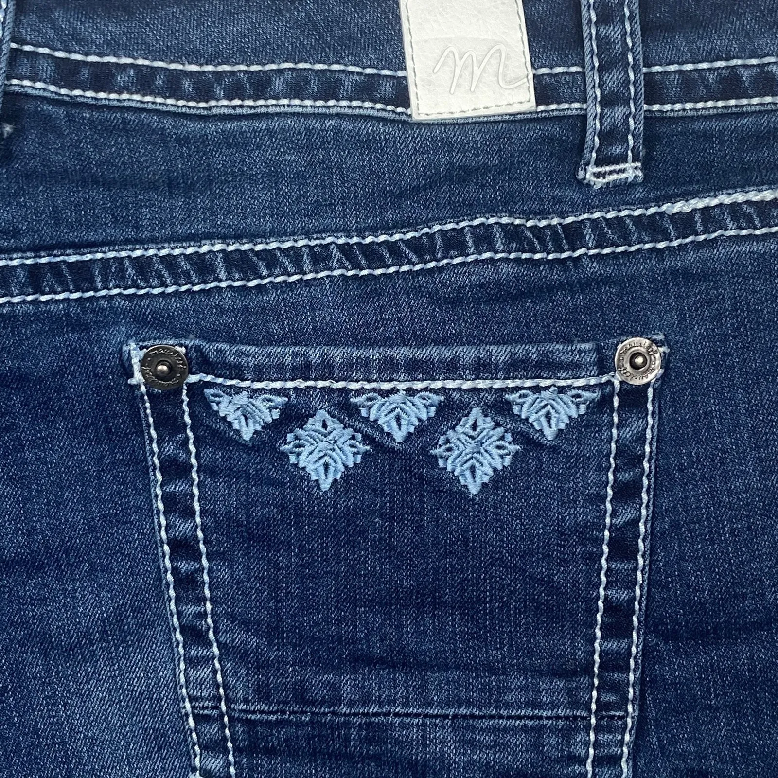 Maurices Shorts Womens 9/10 Blue Denim Frayed Hem Embroidered Pockets Casual - Image 3