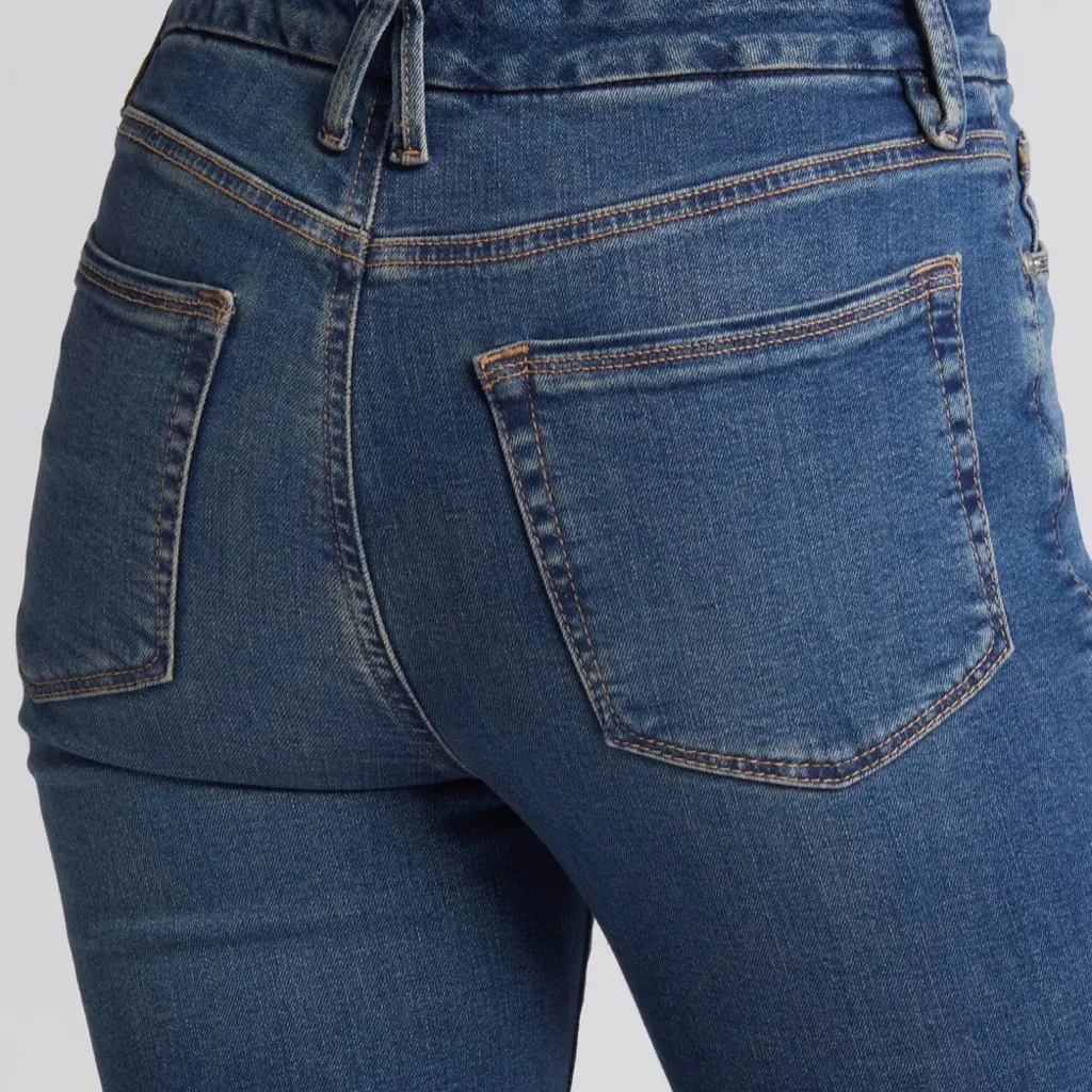 Good American Good Legs
Flare Jeans Elegant Indigo Flare Jeans for Women - Image 4