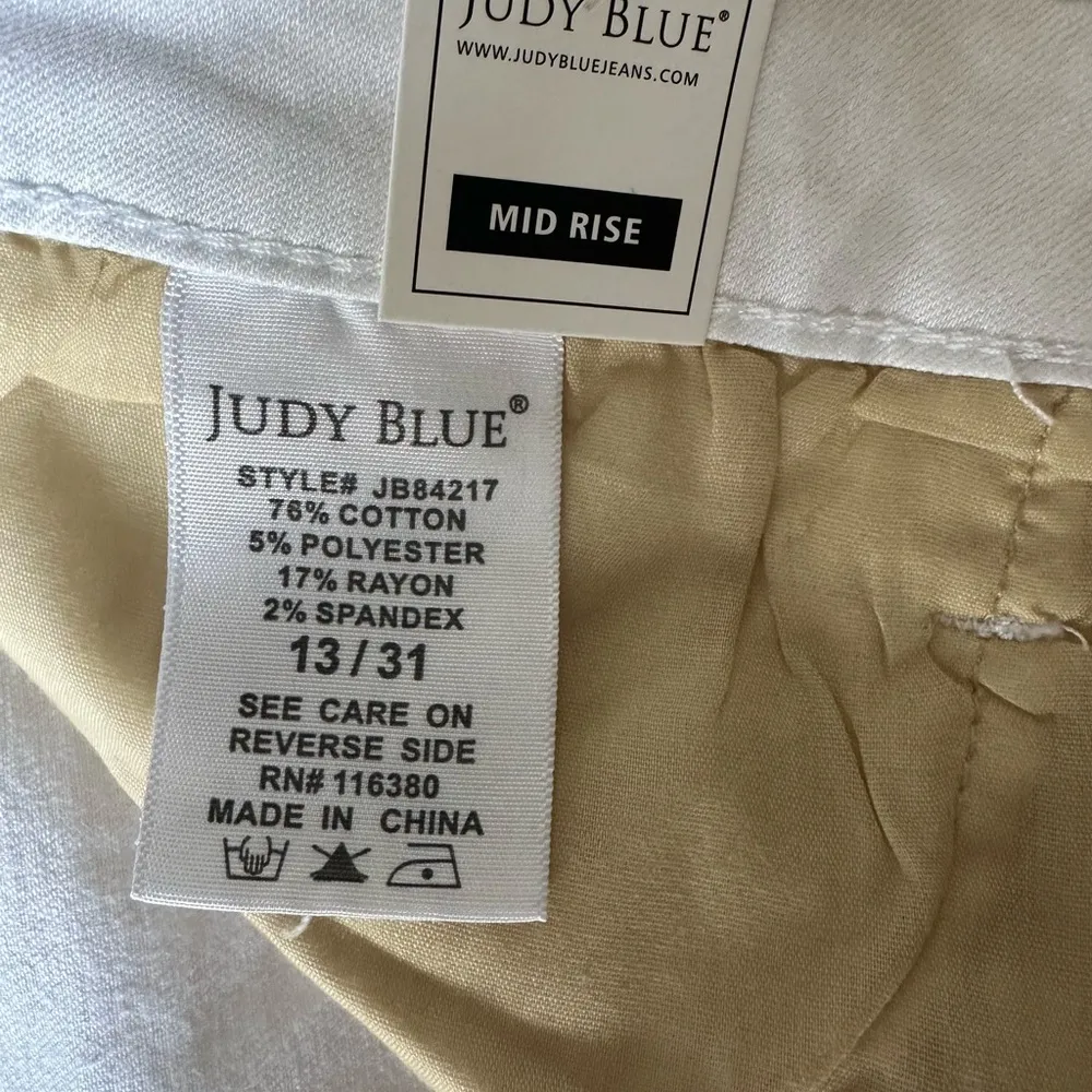 Judy Blue Boyfriend Fit 13/31 Mid Rise White Distressed Denim Jeans NWT - Image 3