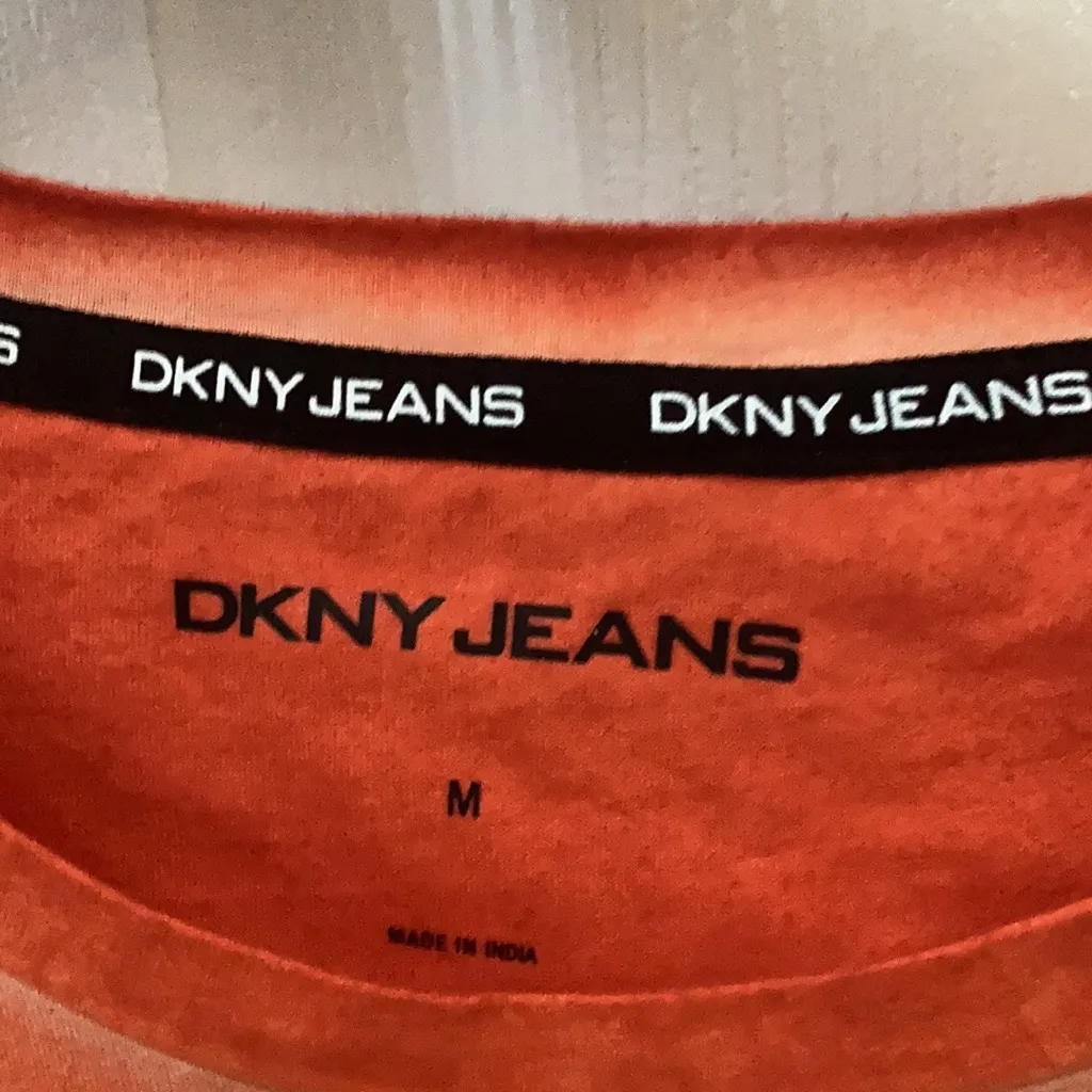 DKNY FINAL MARKDOWN  jeans decorative tee medium - Image 3