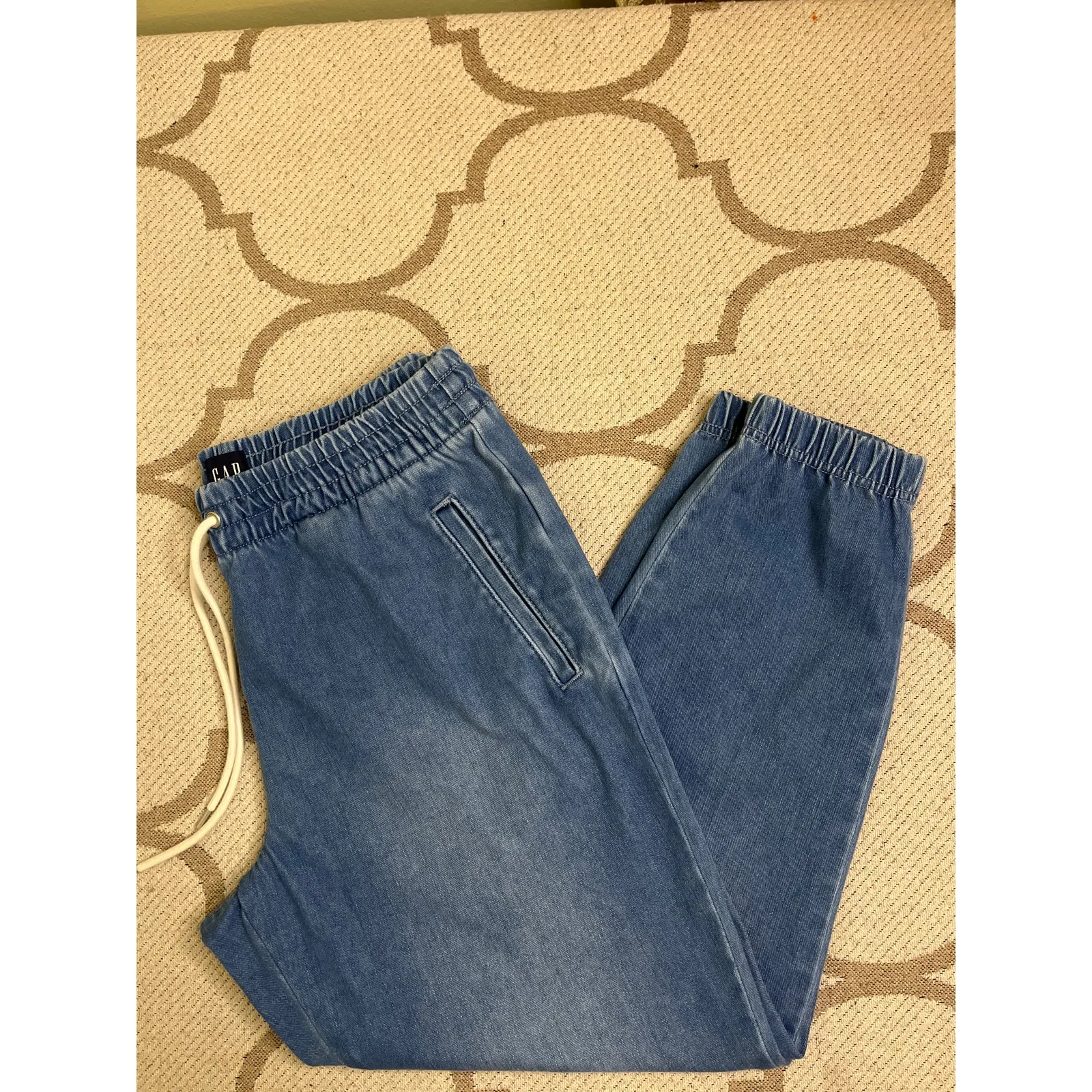 Gap high rise jogger light indigo pull on jeans, size medium, S: 716202-00 - Image 2