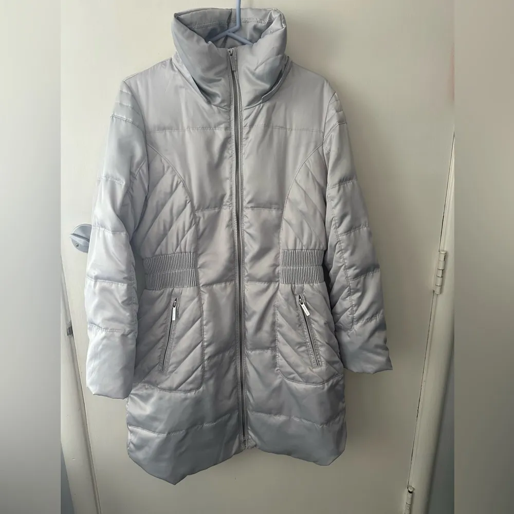 Michael Kors Silver Puffer Coat with Faux Fur Collar - Image 4