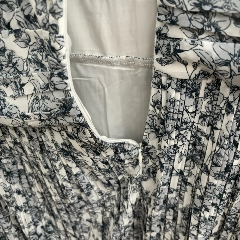 Ivy city co brynley dress, blue white floral print button down pleated ruffle Size M - Image 11