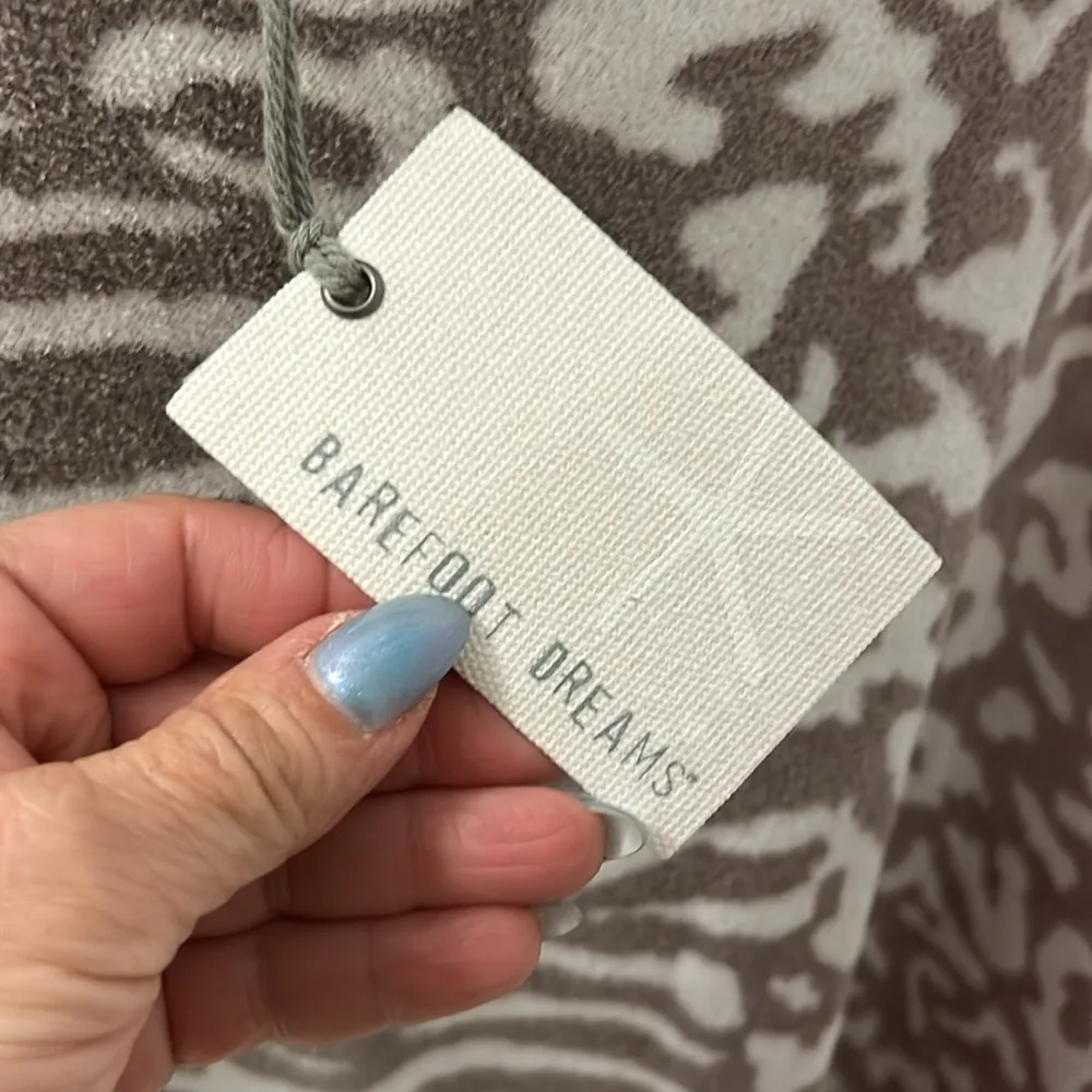 Barefoot Dreams Cozychic Ultralite Ocean Breeze Poncho - Image 7