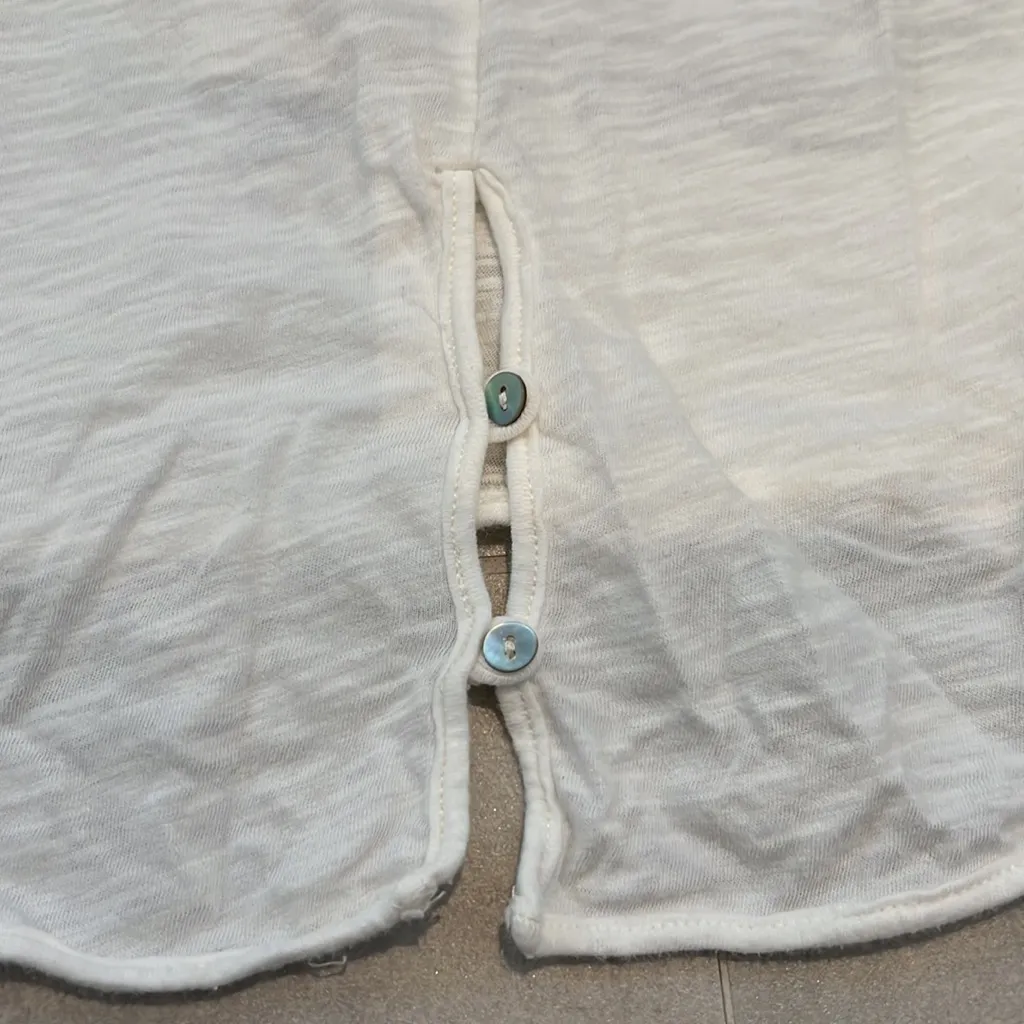 Bershka women size small ivory Tshirt with women print design - Image 7