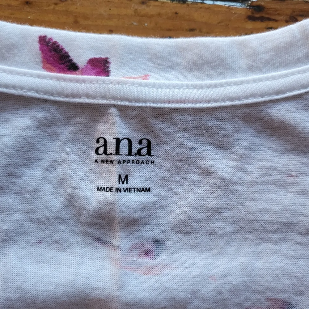 a.n.a A New Approach Flamingo Print T-Shirt White Size Medium - Image 4