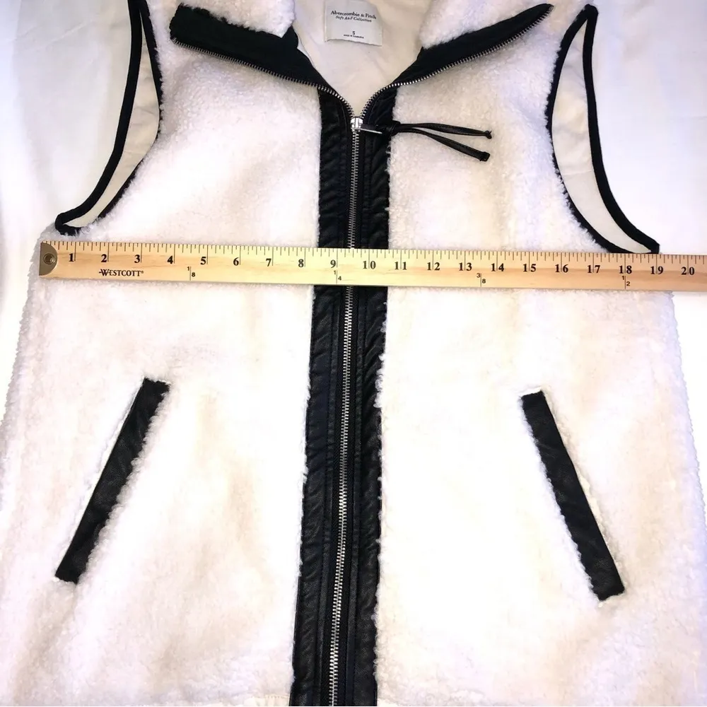 Abercrombie & Fitch Soft A&F Sherpa Fleece Vest Off White Black Size Small Zip - Image 4