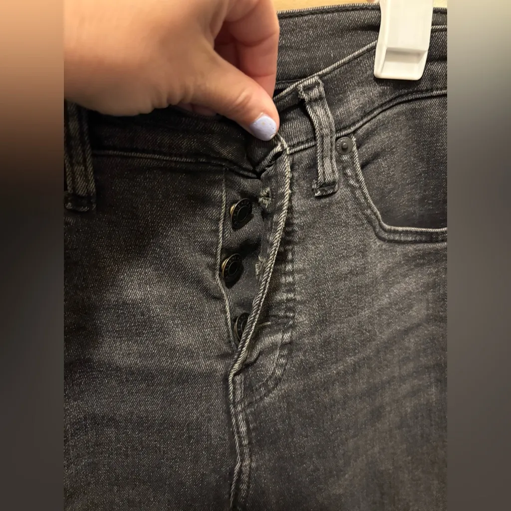 Everlane high rise skinny black wash 28 regular, flaw noted‎ on back of leg - Image 4