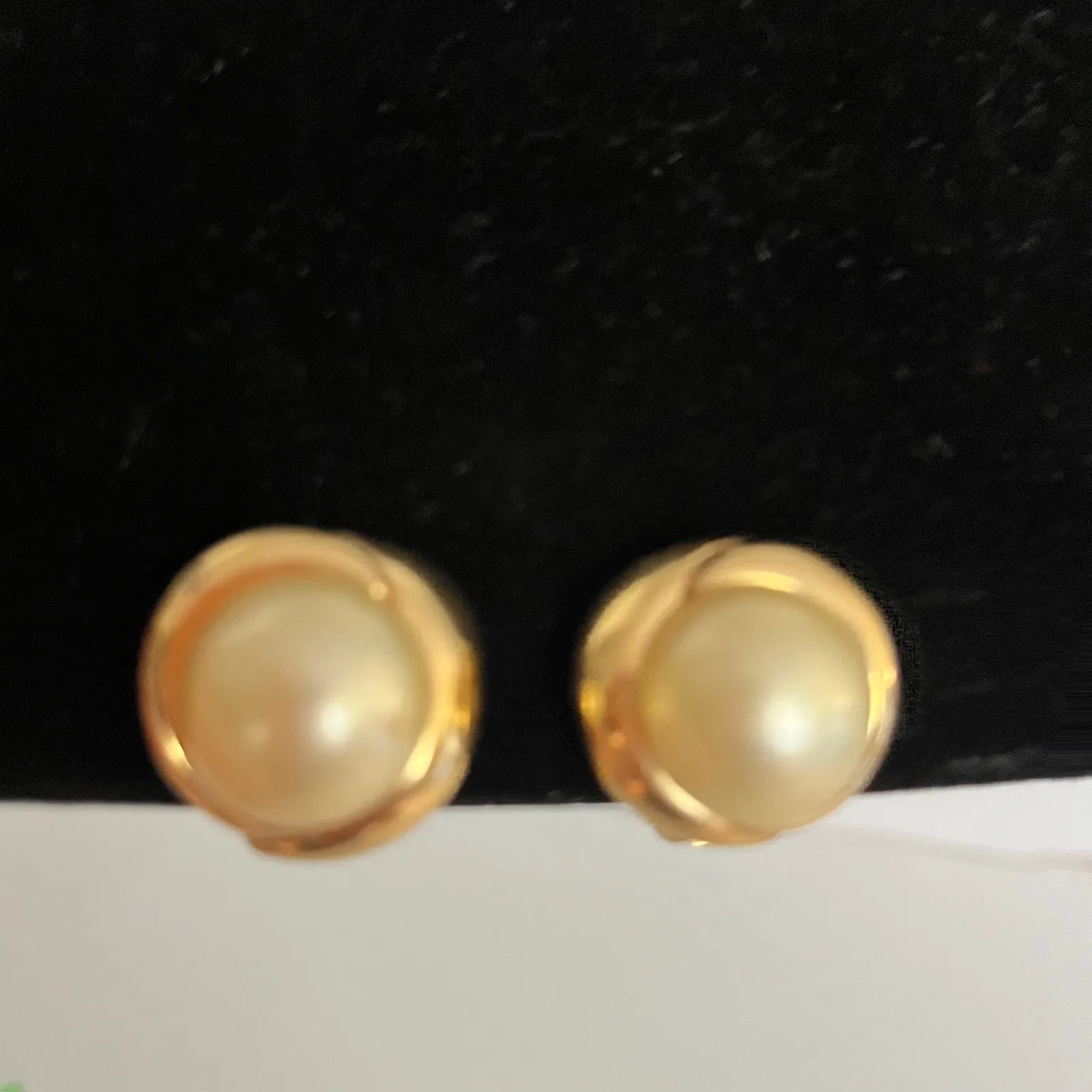 Vintae Ciner Cabachon Pearl Clip On Earrings Gold Signed Classic Glam Old Money - Image 13