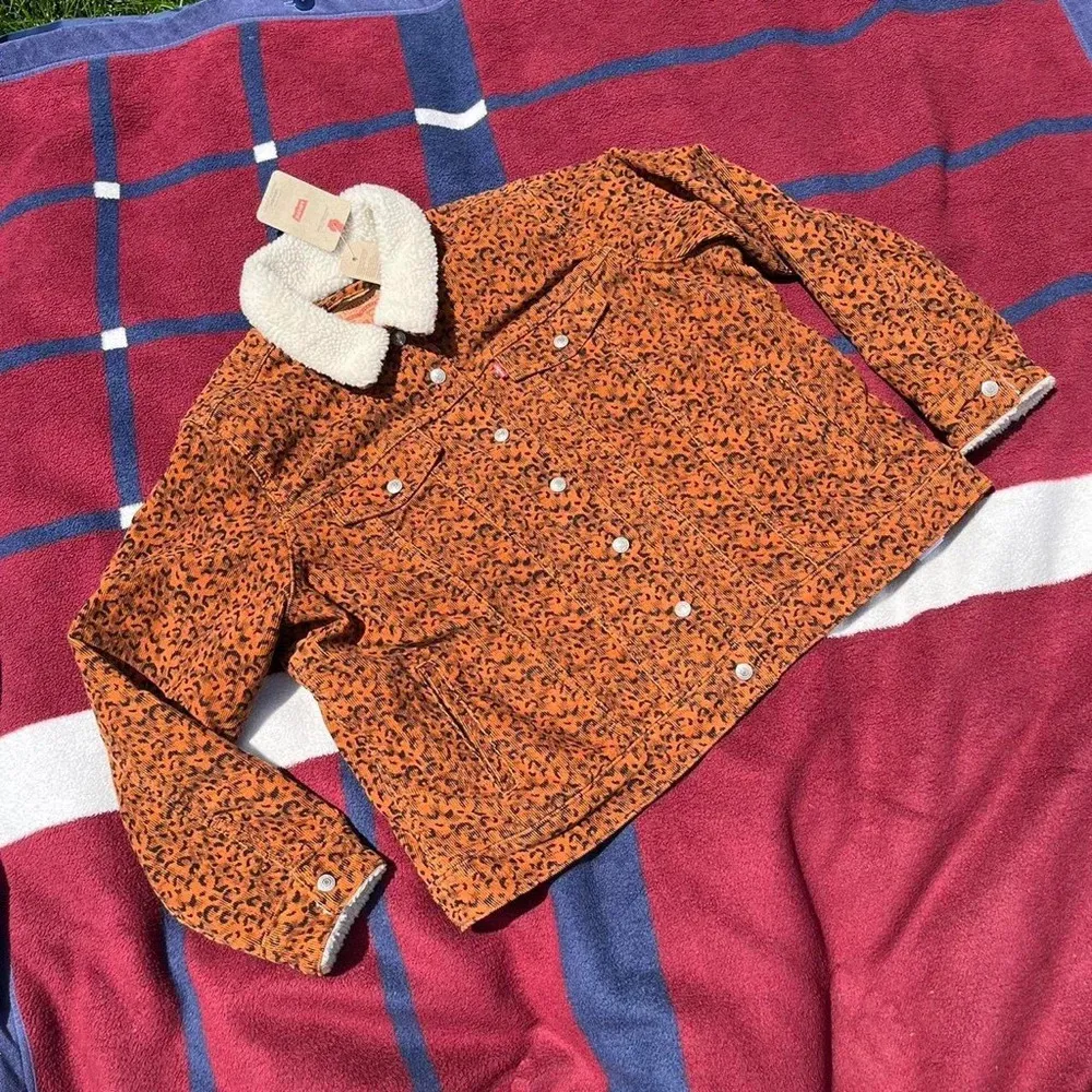 Levi’s sherpa collared corduroy jacket in burnt orange leopard print
Women’s 1X - Image 3