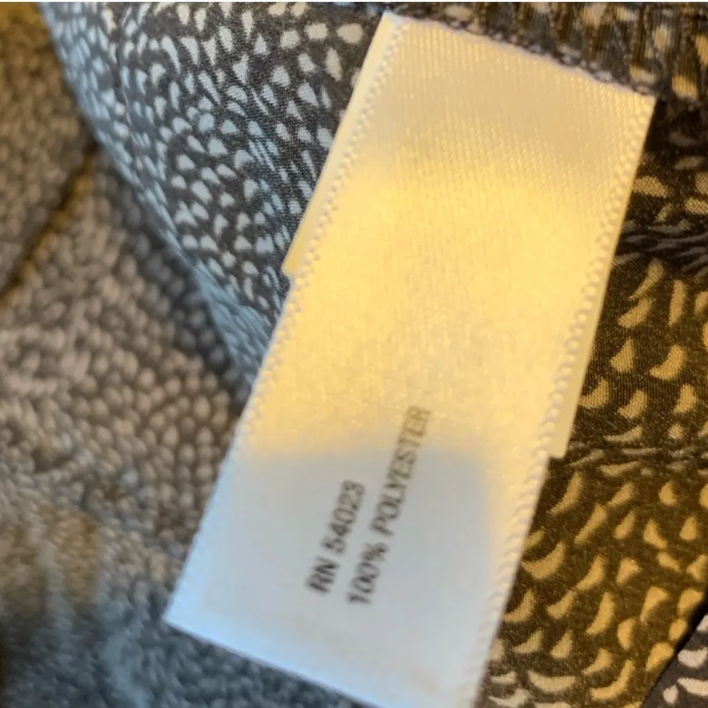 GAP Sleeveless Top NWT New Keyhole Blouse XS Ruffle Keyhole Button Back - Image 5