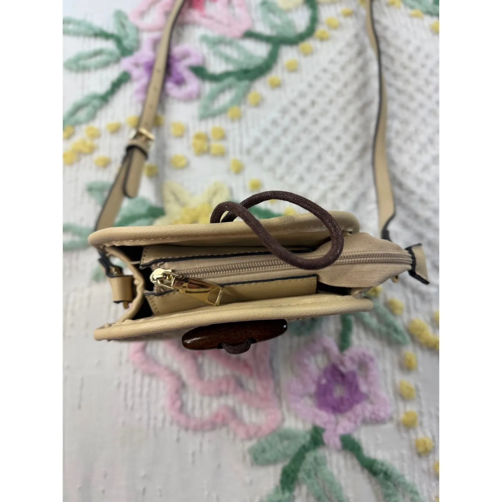 Simply Noelle Straw Woven Crossbody Bag Beige Tan Multi Color Accent strap - Image 3