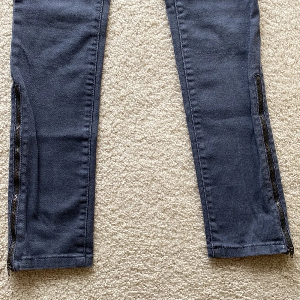 Authentic Y2K, Max Azria collab, size 5, grey zippered jeans midrise - Image 3