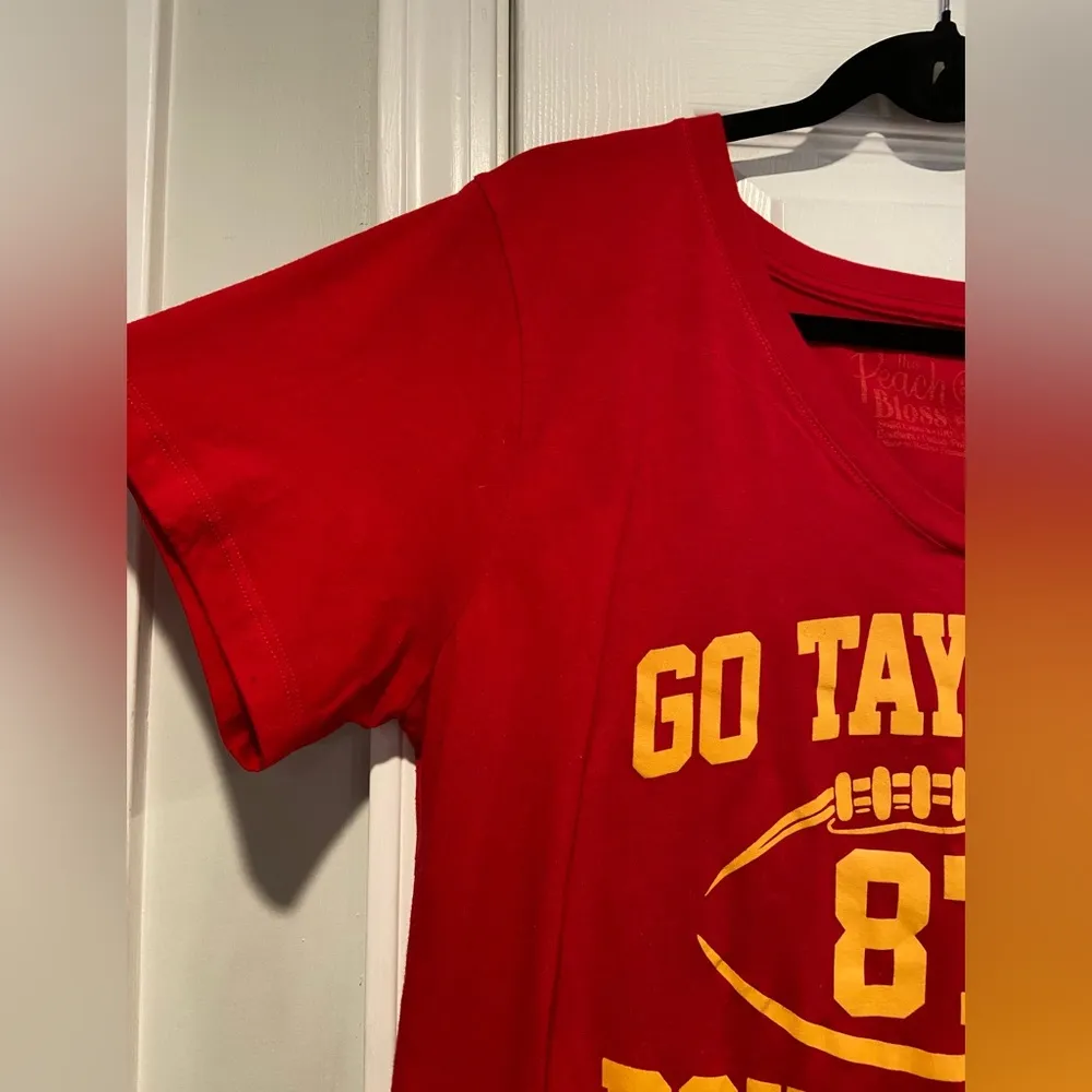 Go Taylor’s Boyfriend Size 2X KC Chiefs Travis Kelce Red V Neck Tee Shirt - Image 4