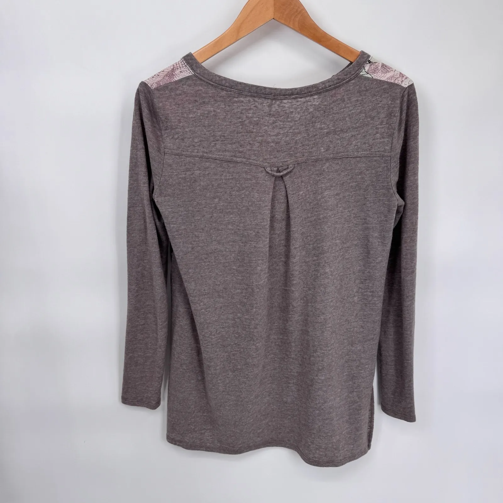 Anthropologie Akemi‎ + Kin Leopard Fauna Henley Top Womens XS Gray Linen Blend - Image 8