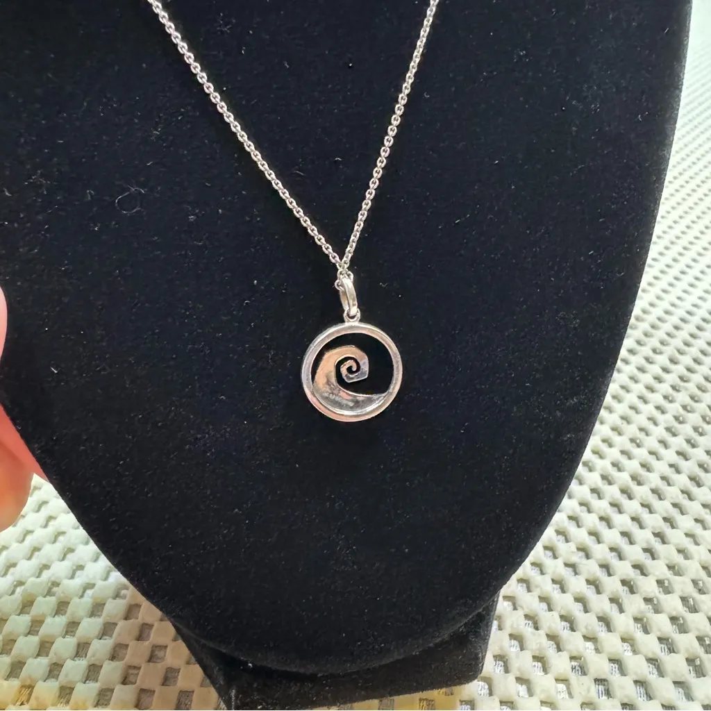 Elegant Spiral Pendant Necklace in Silver - Image 4