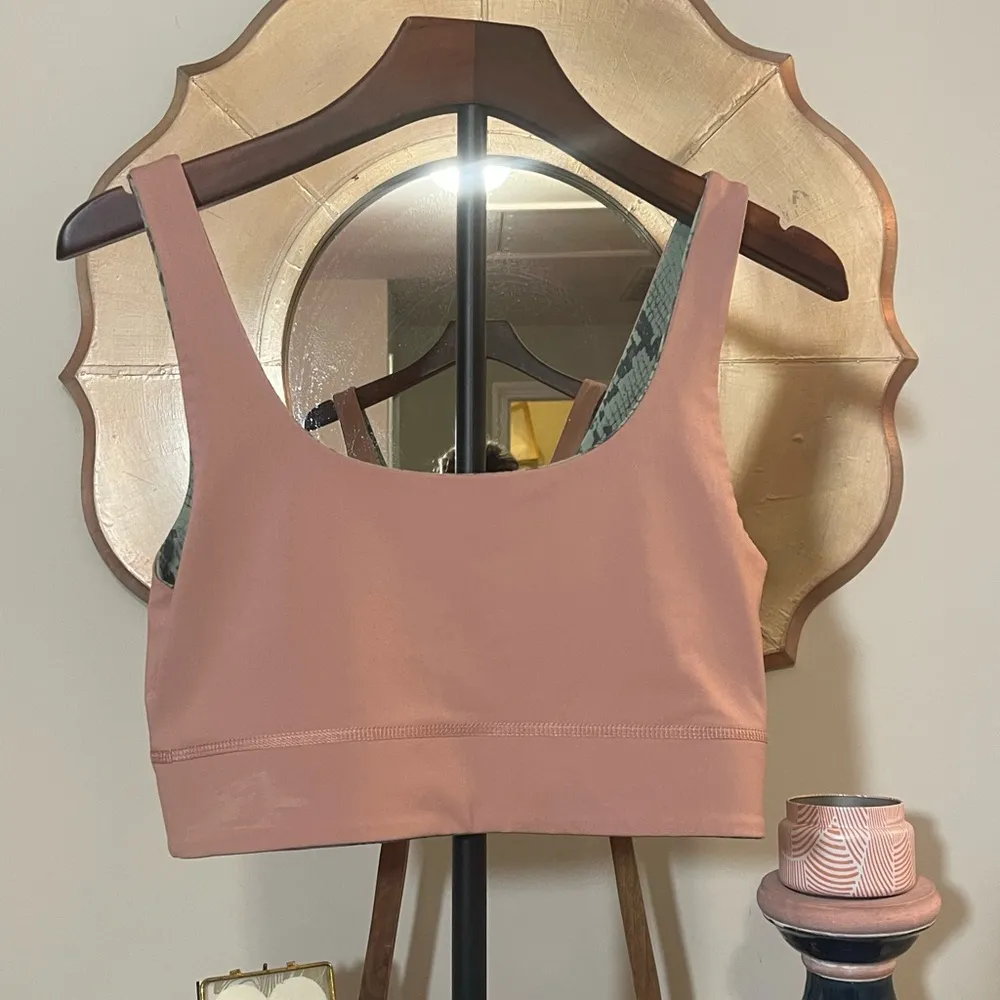 Women’s Fabletics Harlyn Midi Medium Impact Sports Bra Reversible Grn Snake/Pink - Image 9