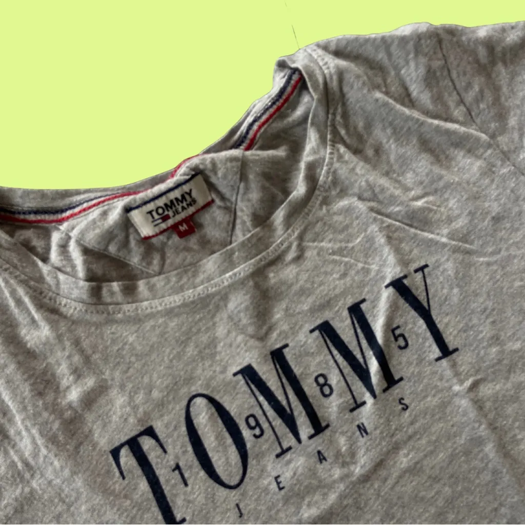 Vintage y2k Tommy Jeans Gray T-Shirt 🔥 - Image 2