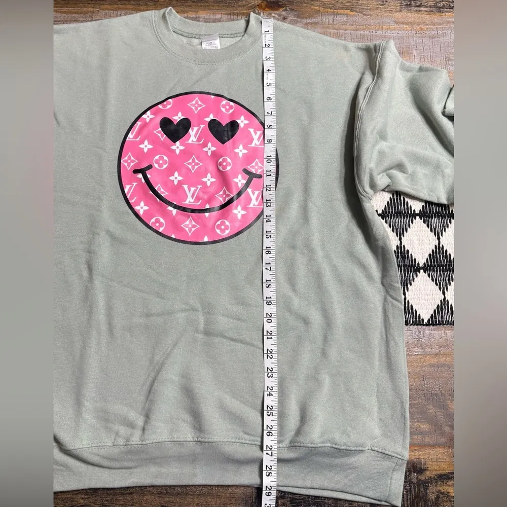 Hanes sage Green Sweatshirt with Pink design Smiley - Image 7