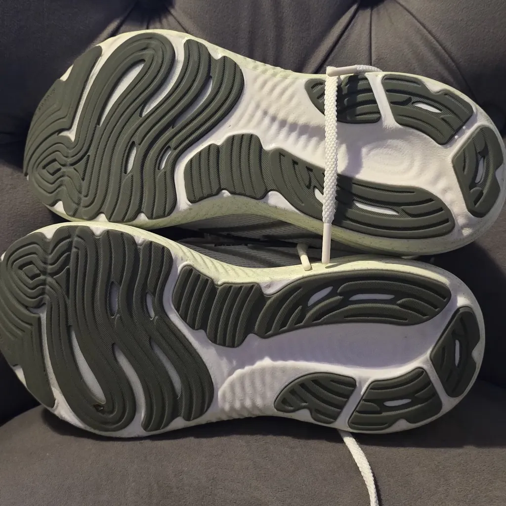 Brooks White and Green Running Shoes - Image 8