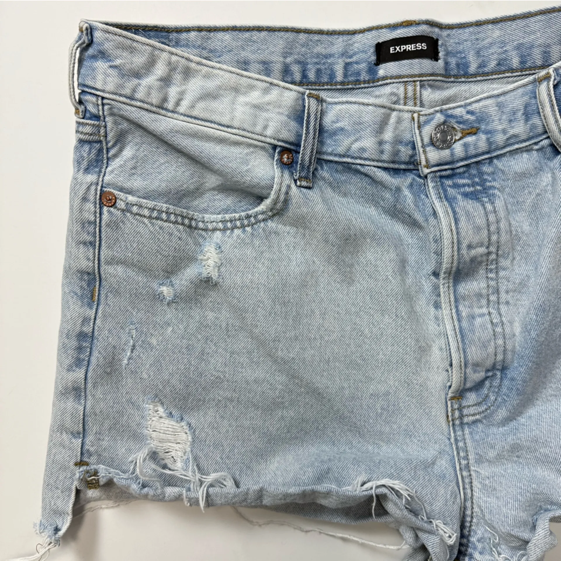 Express Distressed High-Rise Mom Shorts Lightwash Size 14 - Image 3