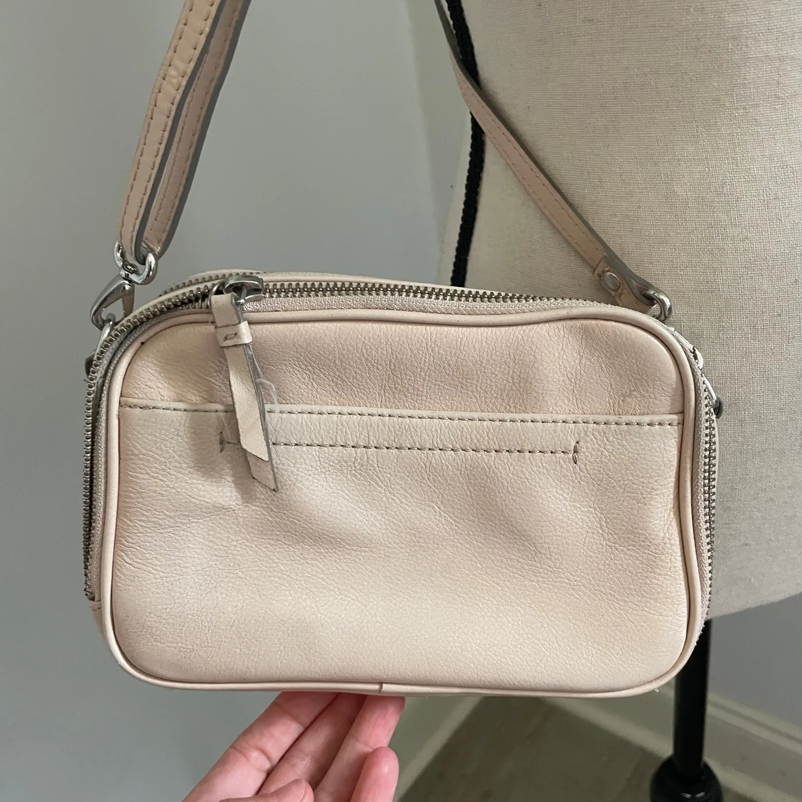 Neutral Leather‎ Crossbody Bag Zip Up Adjustable Strap Banana Republic Soft Girl - Image 9