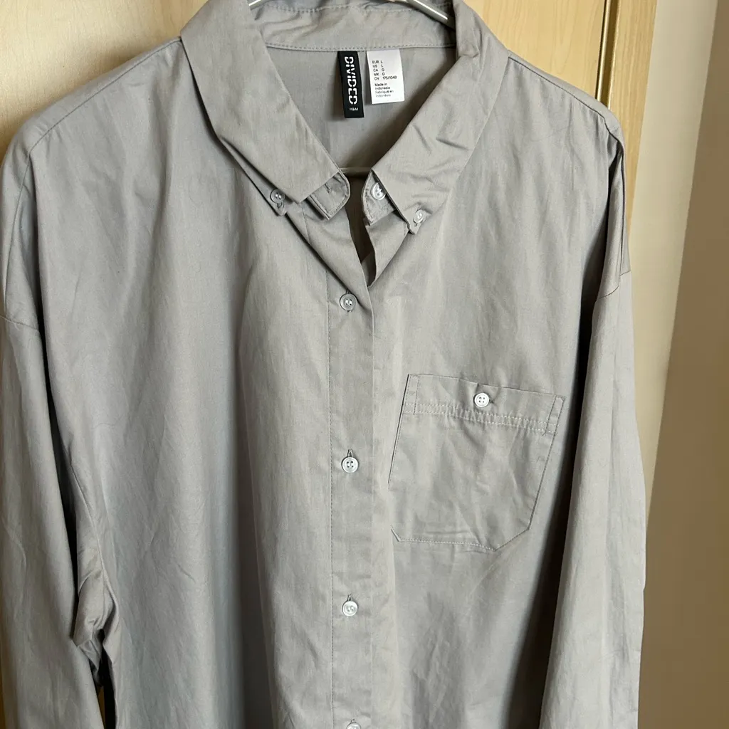 H&M Women's Poplin Light Gray Button-Down Shirt - Image 3