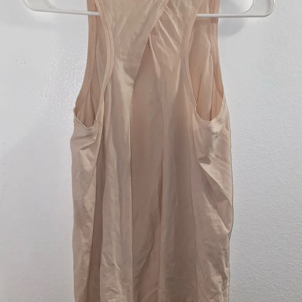 Lululemon light pink open back size 4 tank top - Image 6