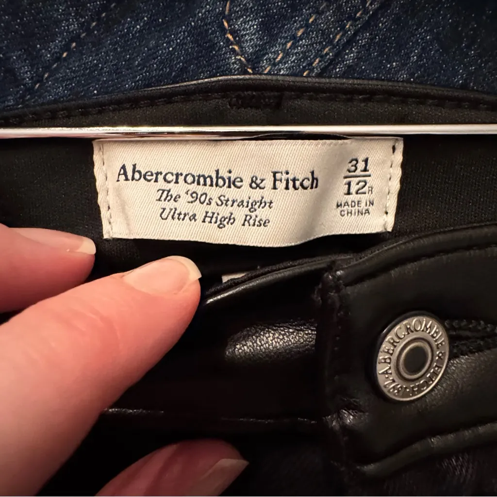 ABERCROMBIE & FITCH  Mixed Fabric Ultra High Rise 90s Straight‎ Jean - Image 5