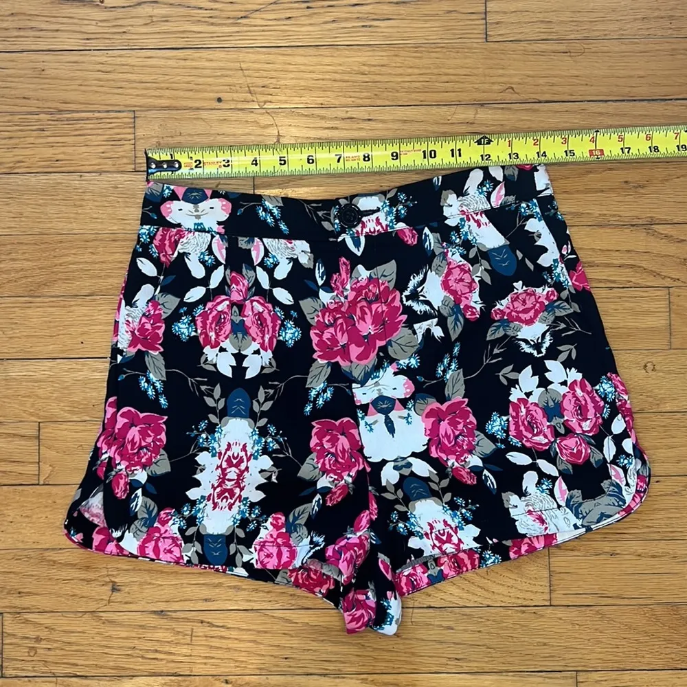 Forever 21 Exclusive floral shorts, button/zip, with pockets, Medium - Image 2