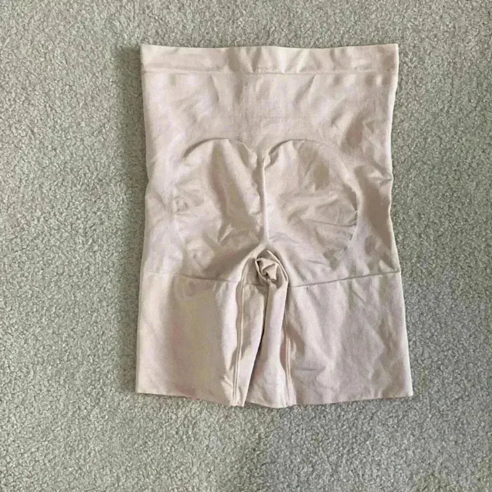 Spanx oncore high rise mid thigh tan beige shorts in size medium - Image 2