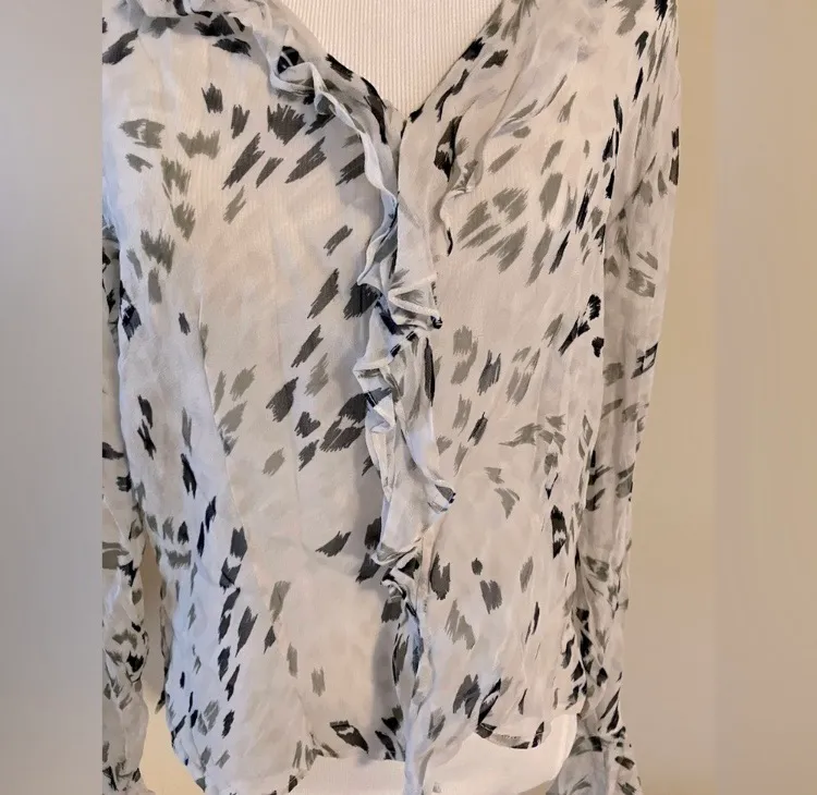 Silk button up top with ruffles going down the front size: M - Image 8