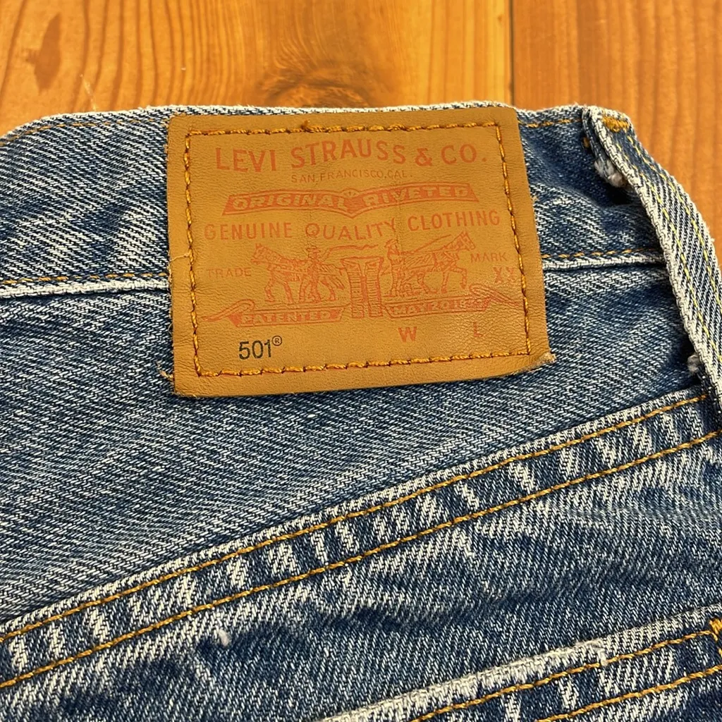 Levi’s 501 Raw Hem Button Fly Cotton Denim Jean Shorts W25 - Image 4
