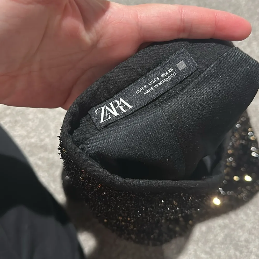 Zara black and rose gold sequin tweed blend dressy high waisted shorts small - Image 4