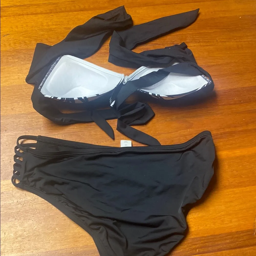 Stylish Black and White Bikini with Stripes - Image 2