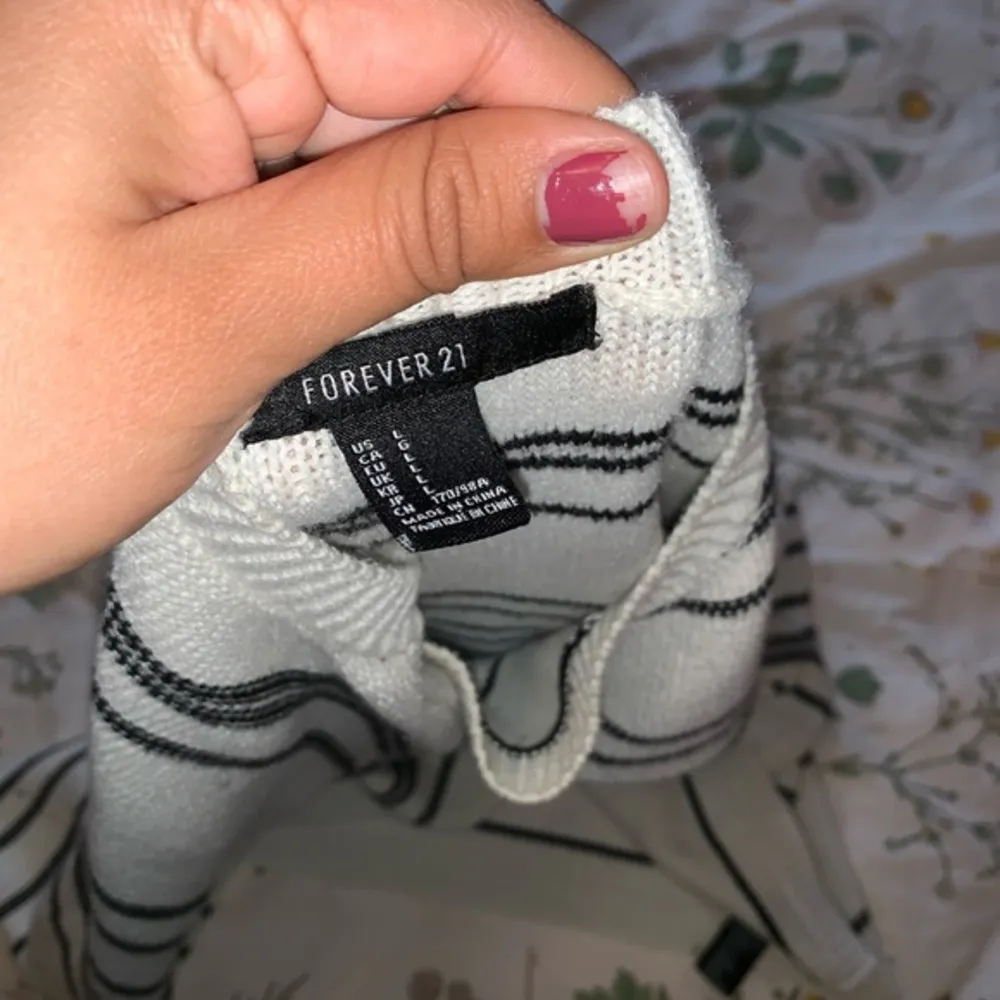 Forever 21  sweater - Image 2