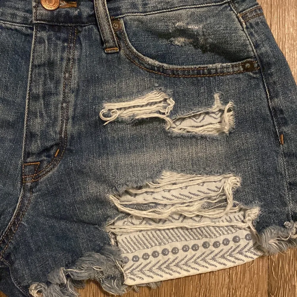 American Eagle Outfitters Hi-Rise Festival Distressed Jean Shorts Size 4 - Image 3